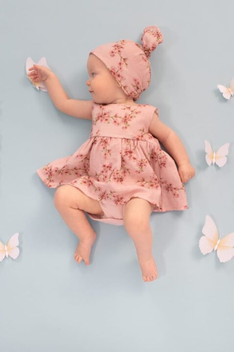 Baby Sommer Bodysuit Kleid ohne Ärmel mit Blumen Print Muster im 2 in 1 Look in Rosa aus Bio Baumwolle von Pinokio - Babyfoto schlafendes Mädchen