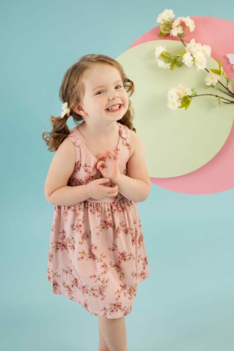 Baby & Kinder Träger Sommerkleid ärmellos geblümt mit Zweigen & Blüten im All Over Print aus Bio Baumwolle Rosa von Pinokio - Kinderfoto lachendes Mädchen mit roten Haaren