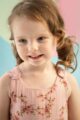 Baby & Kinderkleid Blumenkleid mit Träger ohne Ärmel, Falten & Blumen für den Sommer aus Bio Baumwolle in Hellrosa von Pinokio - Kinderfoto Mädchen Nahaufnahme