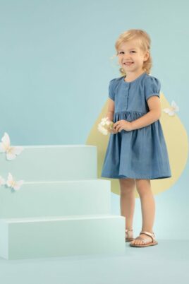 Baby & Kinder Mädchen Summer Kleid mit kurzen Ärmeln, Rüschen, ausgestellt & Paspeln in Denim Jeansblau von Pinokio - Kinderfoto lachendes Mädchen mit Blume