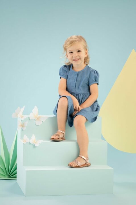 Denim Jeanskleid Sommerkleid mit kurzen Armen, Rüschen, Paspeln für Babys & Kinder in Jeans blau aus leichter Baumwolle von Pinokio - Kinderfoto sitzendes lachendes Mädchen