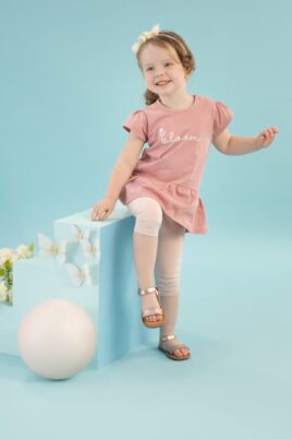 Sommer Tunika Shirt in Rosa mit Bloom Print & Rüschen - Hellrosa kurze Leggings für Babys & Kinder von Pinokio - Kinderfoto lachendes Mädchen mit roten Haaren
