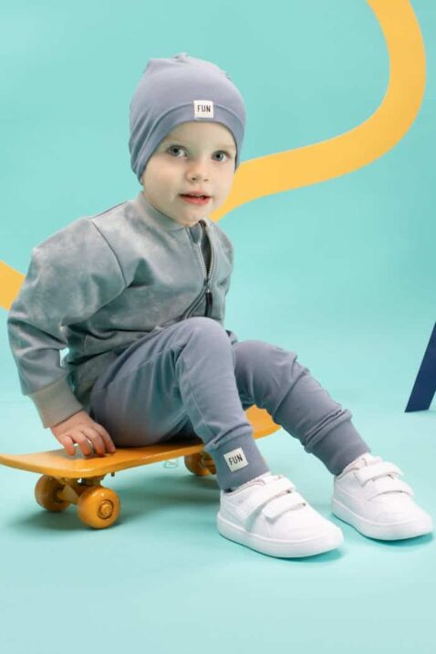 Baby & Kinder blau Batik Muster Sweatjacke Jungenoberteil mit Taschen & Leggings Schlupfhose mit Kordel & FUN Patch von Pinokio - Kinderfoto Junge sitzend auf Skatboard