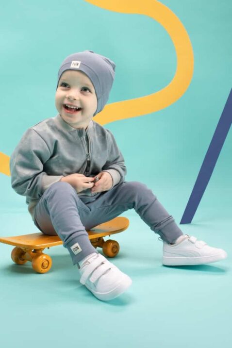 Baby & Kinder Jungen blau mint Batik Sweatjacke Oberteil mit Taschen & Leggings Sweathose mit FUN Aufnäher & Kordel von Pinokio - Kinderfoto sitzender & lachender Junge auf Skatboard