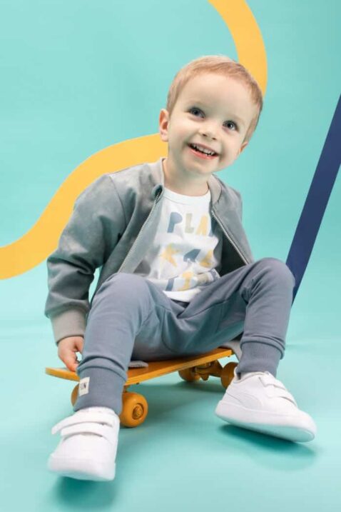 Baby & Kinder Jungen langarm Sweatjacke Oberteil BATIK Muster & Leggings Sweathose FUN Patch in Blaugrün Mint von Pinokio - Kinderfoto sitzender Junge mit Skatboard