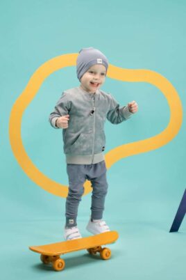 Jungen Baby & Kinder Leggings Sweathose mit FUN Patch - Sweatjacke Oberteil mit Taschen & Reißverschluss in BATIK Blau Mint von Pinokio - Kinderfoto lachender Junge mit Skatboard