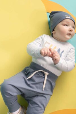Jungen Baby & Kinder Body langarm weiß mit buntem FUN Print - Sweathose Leggings mit FUN Patch & Mütze in Blaugrün von Pinokio - Babyfoto liegender Junge