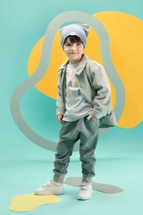 Baby & Kinder Jungen Batik Pumphose mit Taschen in Blau - Langarmshirt weiß mit Print PLAY ALL TIME - FUN Mütze & Hemdweste Mint Blaugrün von Pinokio - Kinderfoto stehender Junge