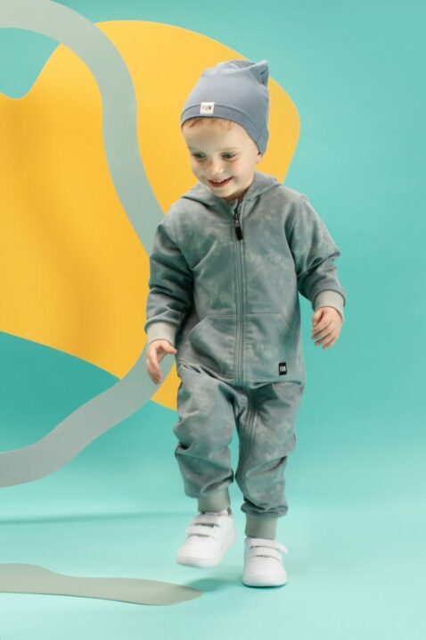 Baby & Kinder einlagiger Overall mit Füßen & Kapuze im Batik Muster Mint Blau für Frühling, Sommer & Herbst von Pinokio - Kinderfoto stehender Junge