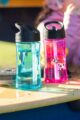 Baby & Kinder Wasserflasche mit Strohhalm Trinksystem Kuh Lila & Giraffe blau - Kids Kinder Trinkflasche transparent von Carl Oscar - Vorderansicht gefüllte water bottles