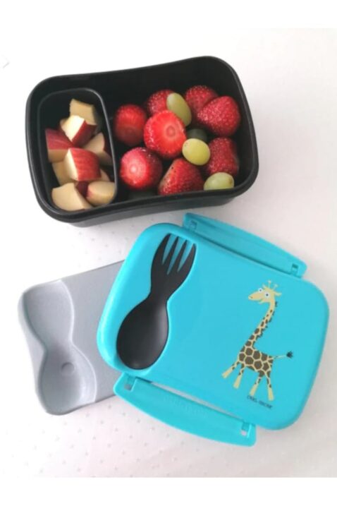 Baby & Kinder Lunchbox Sandwichbox Kids mit abnehmbaren Kühlakku, Besteck multifunktional & Giraffe in Blau von Carl OScar - Draufsicht Tier Frühstücksbox