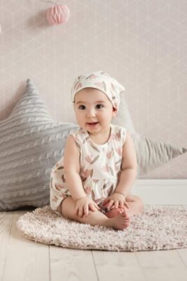 Sommer Baby Body ärmellos ohne Ärmel mit rosa Blumenmuster & Zierfalten in Weiß aus 100% Baumwolle von Pinokio - Babyfoto lachendes Mädchen Tiny Flowers