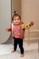 Mädchen trägt Winter Rundhals Strickpullover Kapuzenjacke langarm mit Giraffe & Kunstfell gefütter in Rosa Pink für Babys & Kinder von Dirkje - Babyfoto lachendes Mädchen mit Langarmpullover