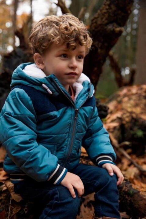 Junge trägt Baby & Kinder Kapuzen Winterjacke Herbstjacke mit Taschen & Borg Kuntfell gefüttert in Hellblau von Koko Noko - Kinderfoto sitzender Junge mit Kinderjacke
