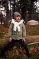 Junge trägt Baby & Kinder Kapuzen Winterjacke Herbstjacke mit Taschen & Borg Kuntfell gefüttert in Armeegrün von Koko Noko - Kinderfoto lachenderJunge mit Kinderjacke Parka