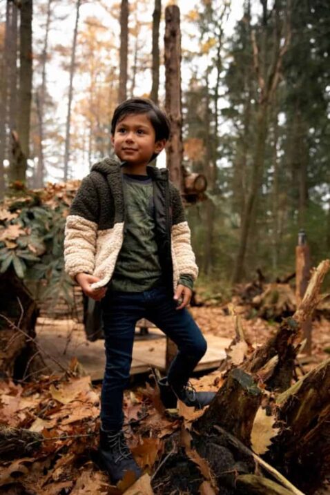 Junge trägt Baby & Kinder Kapuzen Teddyjacke Herbstjacke mit Taschen & Borg Fellimitat gefüttert in Armeegrün beige von Koko Noko - Kinderfoto Junge mit Kinderjacke Cardigan