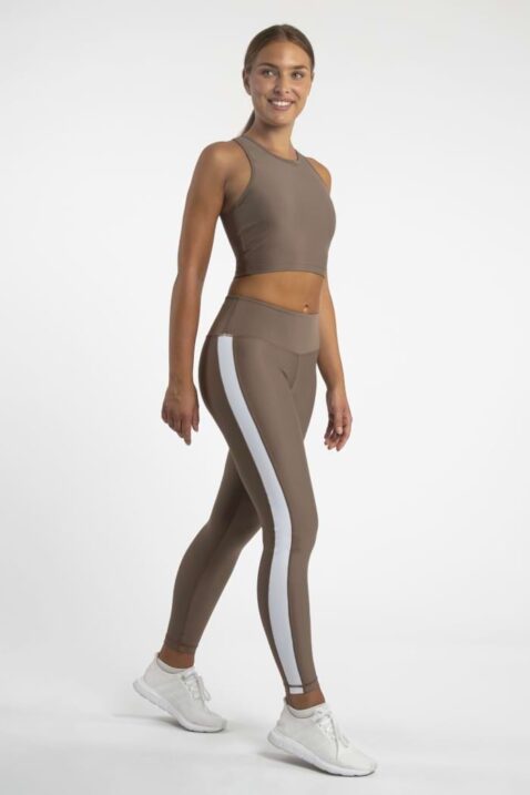 Beige Frauen Leggings High Waist mit weißen Streifen & hohem Bund - Sport Crop Top mit Rundhals in Sand von Nature Hommage - Nachhaltige Yoga Sportbekleidung