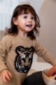 Mädchen trägt beiges Baby & Kinder Langarmkleid gestrickt mit Tigermotiv knielang von Dirkje - Babyfoto Mädchenkleid Strickkleid langarm