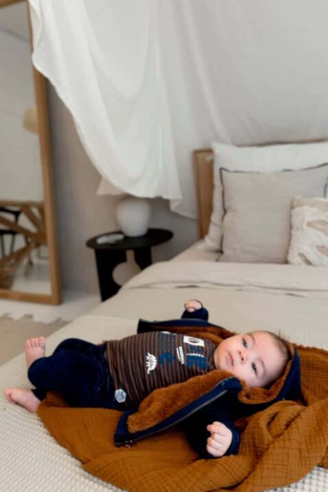 Baby & Kinder Herbst Winter dreiteiliges Set Sweatanzug aus Kunstfell gerippt in Petrol Blau von Dirkje - Babyfoto liegender Junge mit warm gefütterter Kapuzenjacke, Shirt & Hose