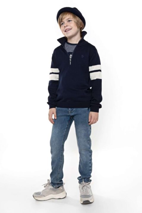 Junge trägt blauen Kinder langarm Pullover Troyer mit Stehkragen & Ärmelstreifen aus Baumwollmischung von No Way Monday - Kinderfoto Junge mit Skaterpullover