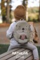 Handmade Otter Kinder Rucksack aus Kunstleder - tierfrei & veganes Leder handgefertigt - Animal Kindergartenrucksack, Schulrucksack, Freizeitrucksack von LITTLE WHO - Kinderfoto Junge auf Spielplatz mit Backpack