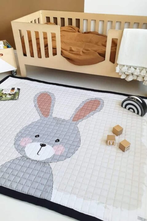 Baby Kinder 150x200 cm Indoor & Outdoor Spieldecke Krabbeldecke mit Hasen Motiv von Love by Lily - Kids Rabbit Playmat Seitenansicht im Kinderzimmer