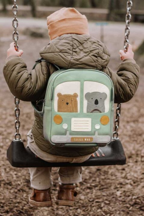 Grüner Kinder Bulli Bus Rucksack aus veganem Kunstleder groß - Backpack Lederimitat Rucksack mit Reißverschluss Handmade als Schulrucksack, Freizeitrucksack, Kindergartenrucksack von LITTLE WHO - Kinderfoto Junge auf Schaukel