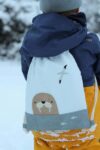 Blauer Kinderbeutel Freizeitbeutel mit Seelöwe, handgefertigt, recyceltem Futter, Lederimitat Kunstleder & Baumwolle von LITTLE WHO - Kinderfoto Junge trägt Kinder Schulbeutel Turnbeutel mit Tiermotiv