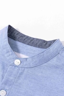 Blaues Jungen Baby & Kinder Hemd ohne kragen, langen Ärmeln unifarben von NEWNESS - Detailansicht Oxford Hemd mit Stehkragen Rundhalsausschnitt Vorderseite