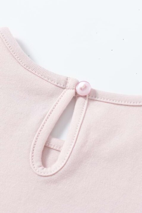 Babyshirt Kindershirt für Sommer kurzarm mit Katze & Rüschen in Rosa unifarben für Mädchen von NEWNESS - Detailansicht Rückenverschluss mit Knopf