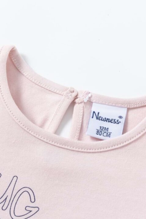 Sommer Mädchenshirt kurzarm mit Katze Tiermotiv, Rüschen & Knopf als Rückenverschluss in Hellrosa für Babys & Kinder von NEWNESS - Detailansicht T-Shirt