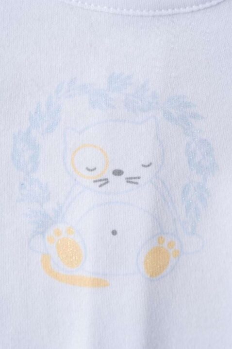 Neugeborenen Erstlingsset 4-teilig mit Geschenkbox in Ecru Weiß von NEWNESS AMOMI - Detailansicht buntes Waschbär Motiv des 4er Baumwolle Babysets für Jungen & Mädchen