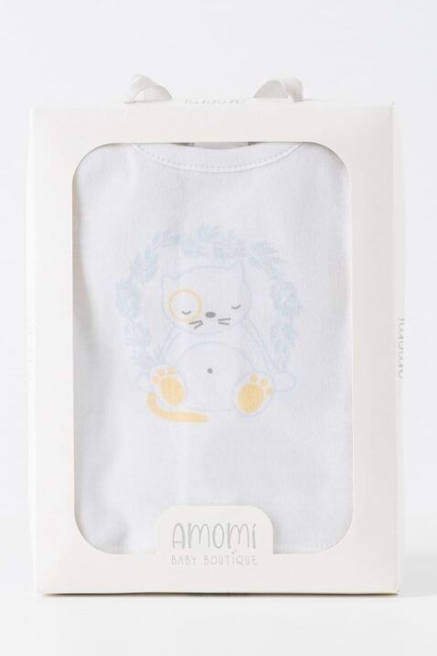 4er Neugeborenen Geschenkset in Weiß Hellblau aus Strampelhose Einteiler, Shirt, Handschuhe & Mütze für Babys aus 100% Baumwolle von NEWNESS AMOMI - Vorderansicht Geschenkbox Waschbär