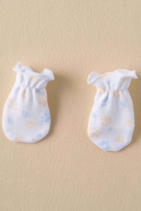 Weiße Neugeborenen Fäustlinge mit bunten Waschbär Pfoten gemustert im 4er Baby Erstlingsset von NEWNESS AMOMI - Vorderansicht Handschuhe für Jungen & Mädchen im 4-teiligem Geschenkset Babyset