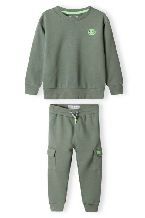 Baby & Kinder Fleece Jogginganzug mit SMILEY in Khaki Grün für Jungen von Minoti - Vorderansicht Rundhals Sweatshirt + Joggginghose mit Taschen & Kordel im 2 teiligen Set