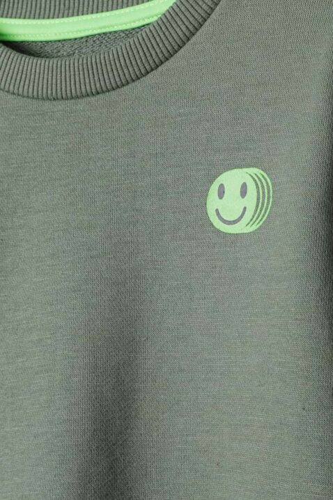 Baby & Kinder khaki grünes Sweatshirt Oberteil mit Brustdruck Motiv & Rundhalsausschnitt für Jungen im 2 teiligen Jogginganzug Set von Minoti - Detailansicht Oberteil Jogger mit NEON SMILEY