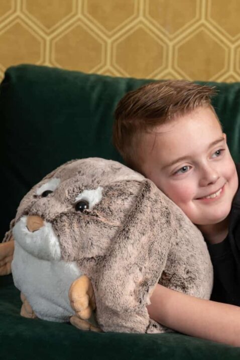 Lachender Junge mit 3-in-1 Hase Kuscheltier Muff, Plüsch Handwärmer, Kissen mit Eingriff für Hände zum Wärmen - Großes Plüschtier Bunny mit Ohren & Füße als multifunktionales Geschenk von COZY NOXXIEZ - Kinderfoto