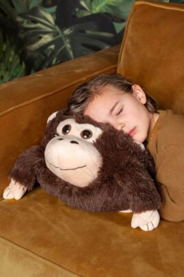 Schlafender Junge benutzt großes 3-in-1 Gorilla Affen Kuscheltier Plüsch als Kopfkissen - Flauschiger Ape Monkey Tier Muff Plüschwärmer Kinderspielzeug mit Bauch als Ape Handwärmer von COZY NOXXIEZ - Kinderfoto