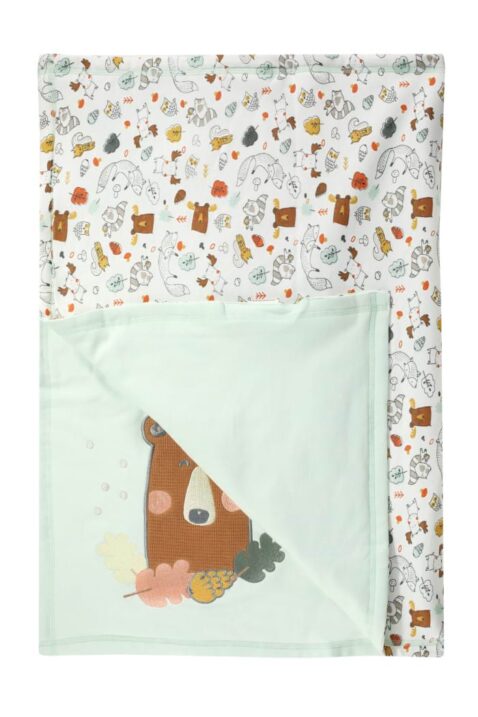 Wattierte Baby & Kinder Kuscheldecke in Hellgrün für Jungen & Mädchen Bio-Baumwolle von JACKY - Rückansicht bunte All Over Muster mit Fuchs, Schnecke, Blätter, Stinktier, Erdmännchen, Hirsch, Eule der Wohlfühldecke 70 x 100 cm