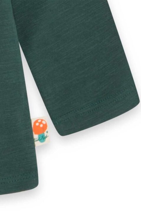Baby & Kinder Longsleeve mit Füchsin, Rundhals & Waldmotiv in dunklem Grün von TUC TUC - Detailansicht des langen Ärmels & eines Pilz Patches des Mädchen Langarmshirts