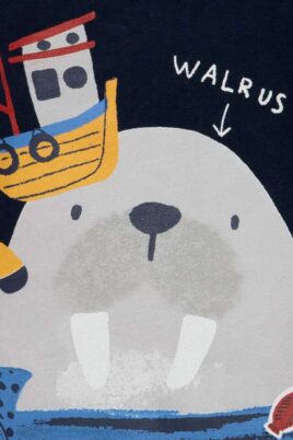 Jungen Shirt langarm, Rundhalsausschnitt mit Tiermotiv in Navyblau für Babys & Kinder von TUC TUC - Detailansicht Walross Meer Motiv mit Fischer-Boot & WALRUS Print des Langarmshirts