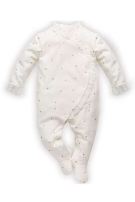 Baby Schlafoverall mit Füßen, Herzen gemustert & Rüschen in Weiß Ecru für Mädchen von Pinokio - Vorderansicht festlicher Schlafstrampler Einteiler mit Fuß