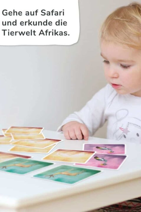Kind spielt Memokarten SAFARI mit 32 extra großen Karten Elefant, Löwe, Kudu, Gazelle, Pavian, Okapi, Flamingo, Zebra, Nilpferd von PIHU - Kinderfoto Kinderspiel Paarsuchspiel