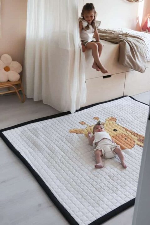 Weich gepolsterte & gesteppte Giraffen Spieldecke Spielmatte für Kleinkinder mit großer XL Spielfläche 150x200 cm von Love by Lily - Draufsicht Baby auf Krabbelmatte im Babyzimmer