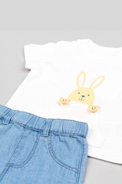 Kleinkinder & Baby 2er Set aus weißem Shirt mit kurzen Ärmeln & kurzer Schlupfhose mit Umschlag in Hellblau von Losan - Detailansicht der Vorderseite eines liegenden Sommersets für Mädchen mit Häschen Tiermotiv