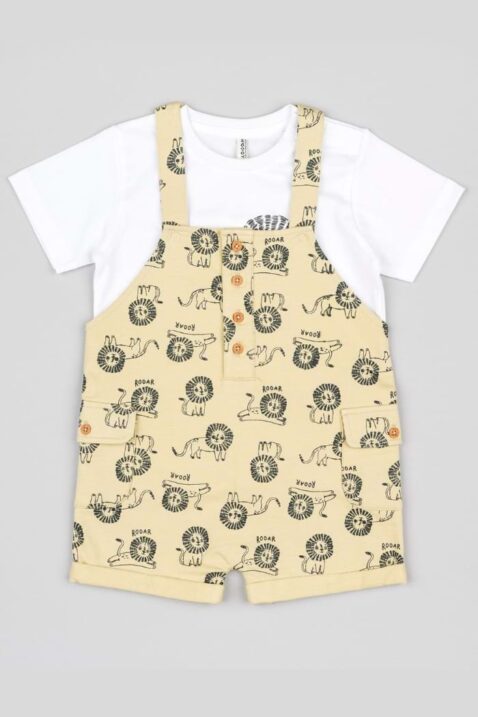 Baby & Kinder 2er-Set aus T-Shirt mit Löwe & „WILD FREE AND AFRICAN LIFE” Print in Weiß - Kurze Latzshorts mit Beinumschlag, Taschen & Löwen gemustert senfgelb von Losan - Vorderansicht kurzes 2-teiliges Jungen Sommerset