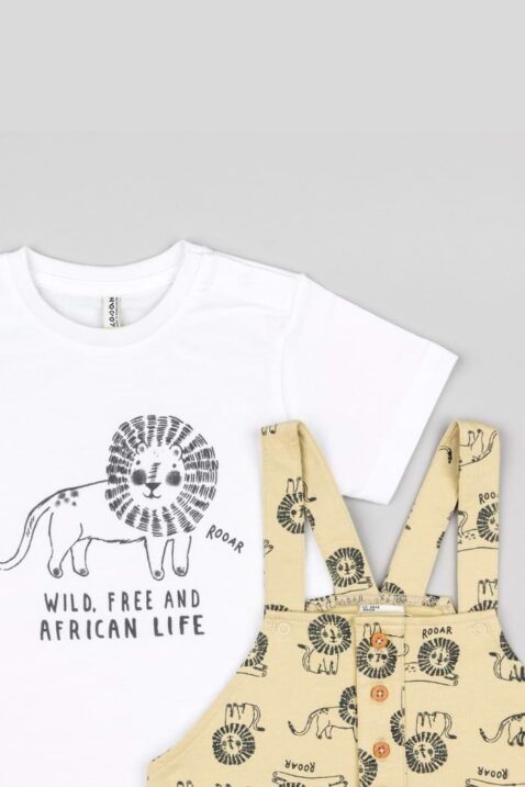 Baby & Kleinkinder Zweiteiler aus senfgelber Latzshorts mit Tier Löwenmuster & Taschen - Weißes Rundhals T-Shirt mit schwarzem Löwenmotiv & Print „WILD, FREE AND AFRICAN LIFE” von Losan - Nahaufnahme des 2er-Sommersets Outfits