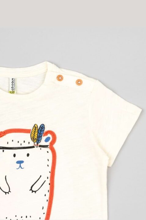 Baby & Kleinkinder Zweiteiler aus roter Shorts mit Zelten gemustert, Schlupfbund & Taschen - Weißes Rundhals T-Shirt mit Indianer Bär Motiv mit Feder & Holzknöpfen in Weiß von Losan - Nahaufnahme Shirt des 2er-Sommersets Outfits
