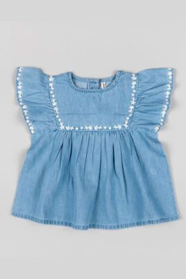 Baby & Kinder Rundhals Shirt Chambray im Jeans Look mit Blumen Stickereien & Flügelärmel in Blau für Mädchen von Losan - Vorderansicht leichtes Baumwollshirt für Sommer & festliche Anlässe