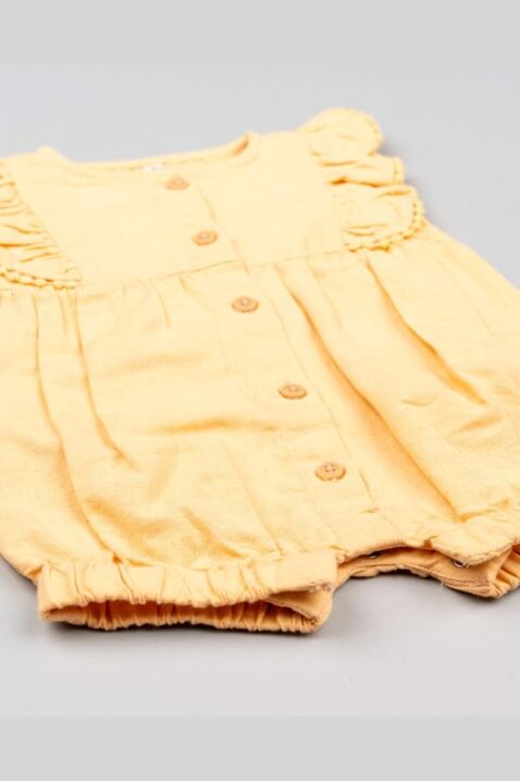 Leinen kurzer leichter Sommer Mädchenoverall Mädchenspieler mit Rüschen Träger & Rundhalsausschnitt in Gelb von Losan - Detailansicht Vorderseite liegender kurzer Freizeit Romper Jumpsuit für Babys & Kleinkinder